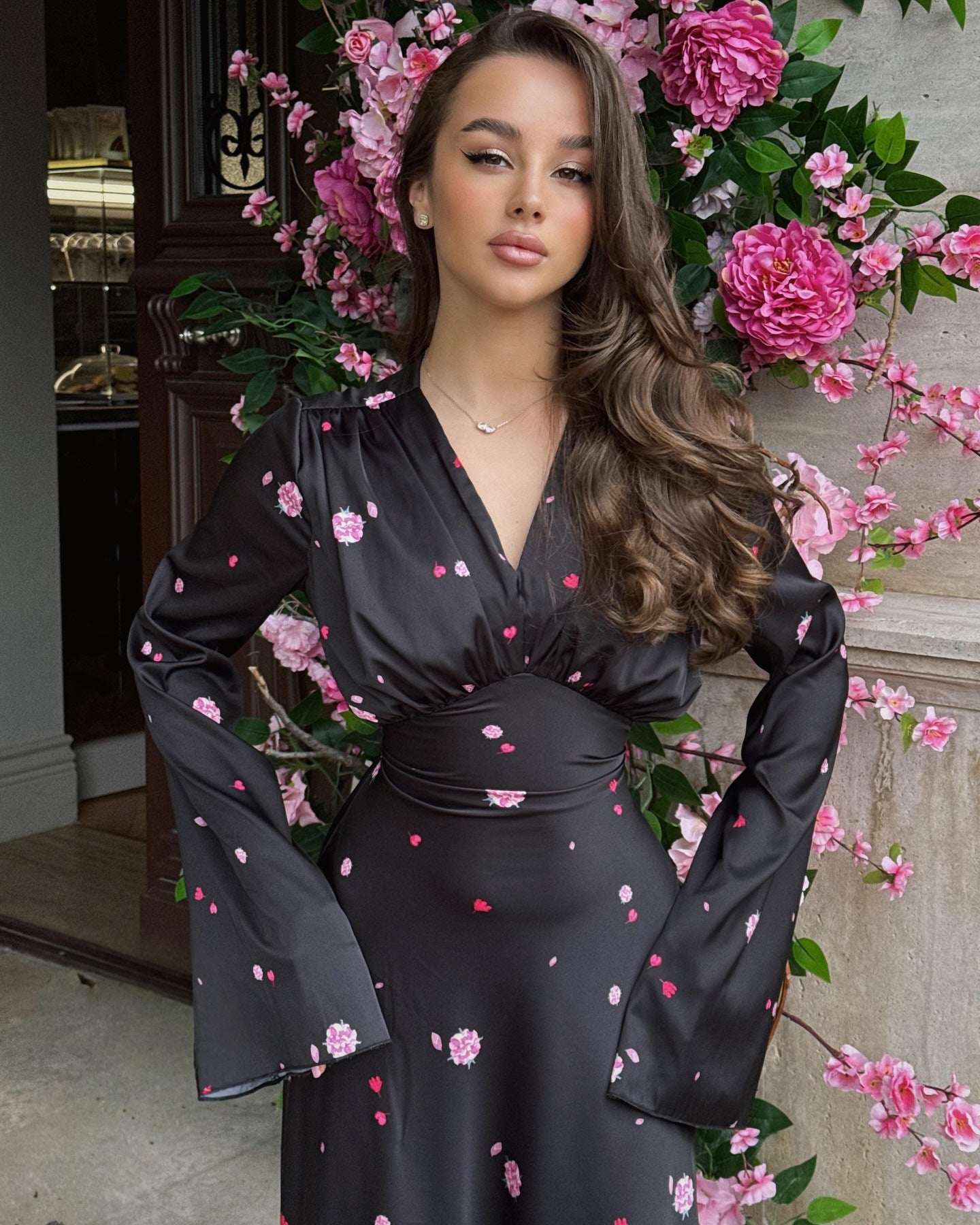 فستان أنيق من الساتان المطبوع بياقة على شكل حرف V، يتميز بتصميم فرنسي وتنورة واسعة ومنسدلة.