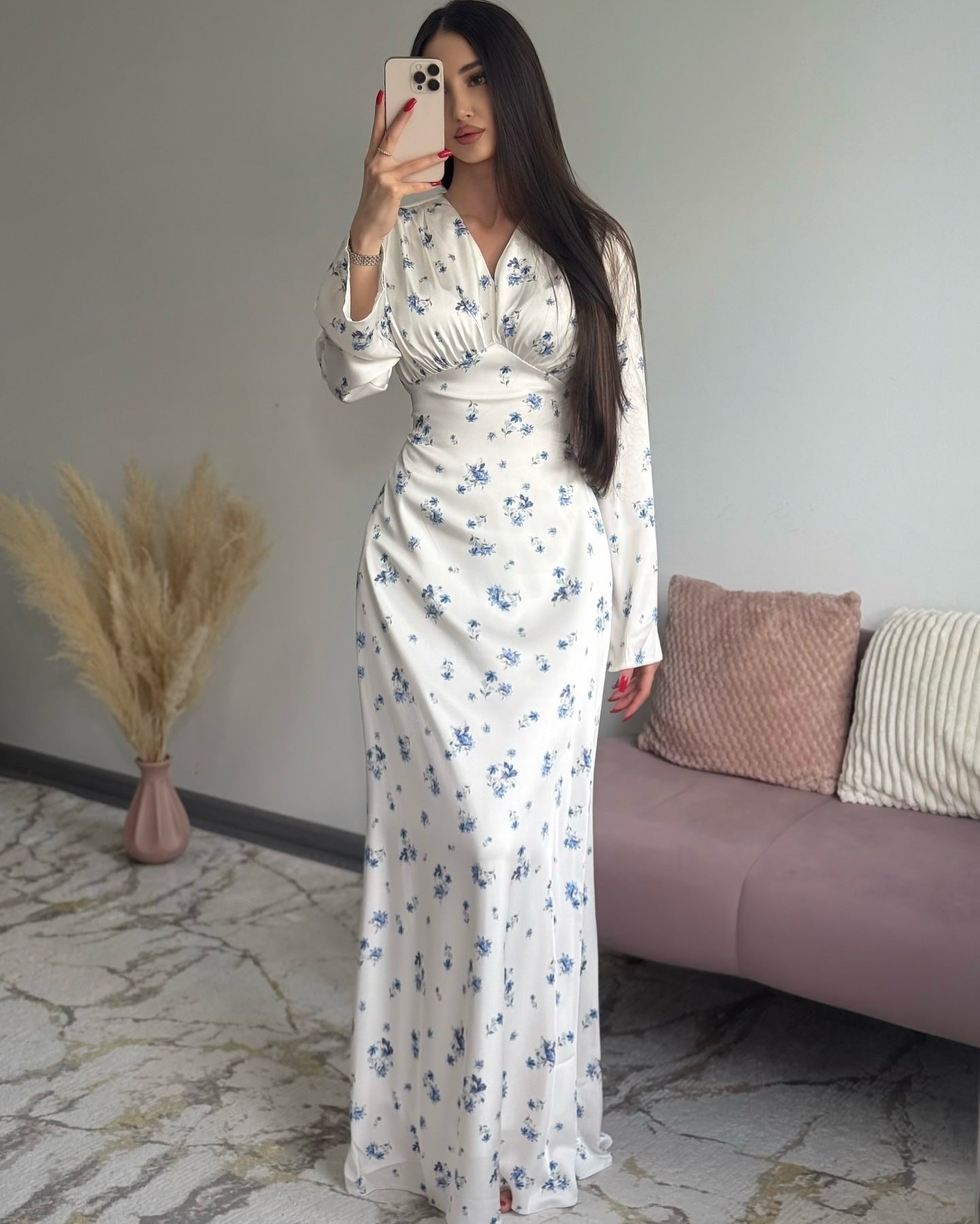 فستان من الساتان المطبوع بياقة على شكل حرف V وتنورة واسعة، بتصميم فرنسي.