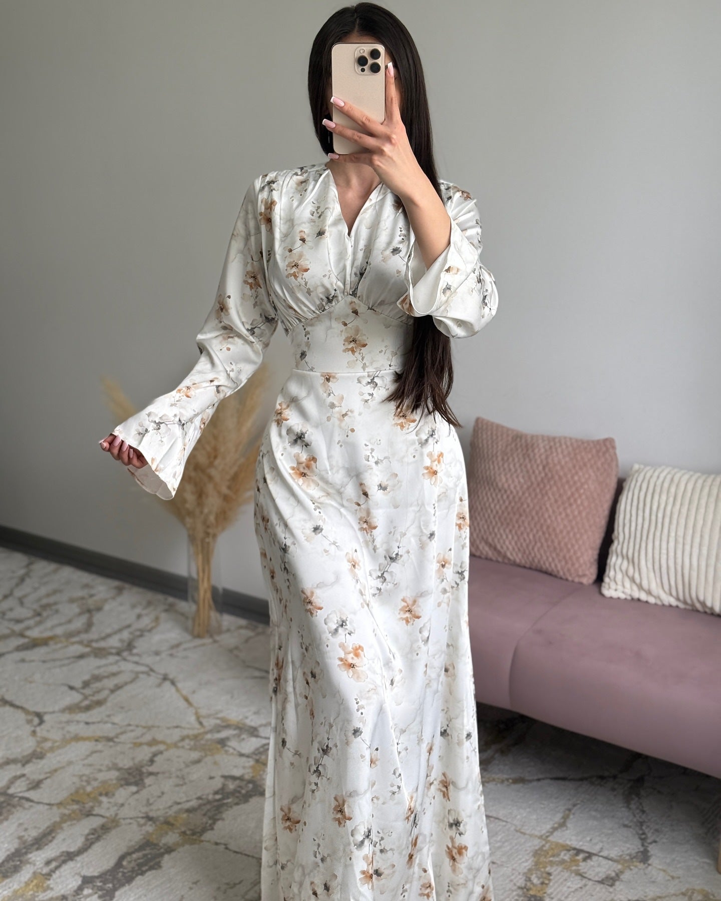 فستان من الساتان المطبوع بياقة على شكل حرف V وتنورة واسعة، بتصميم فرنسي.