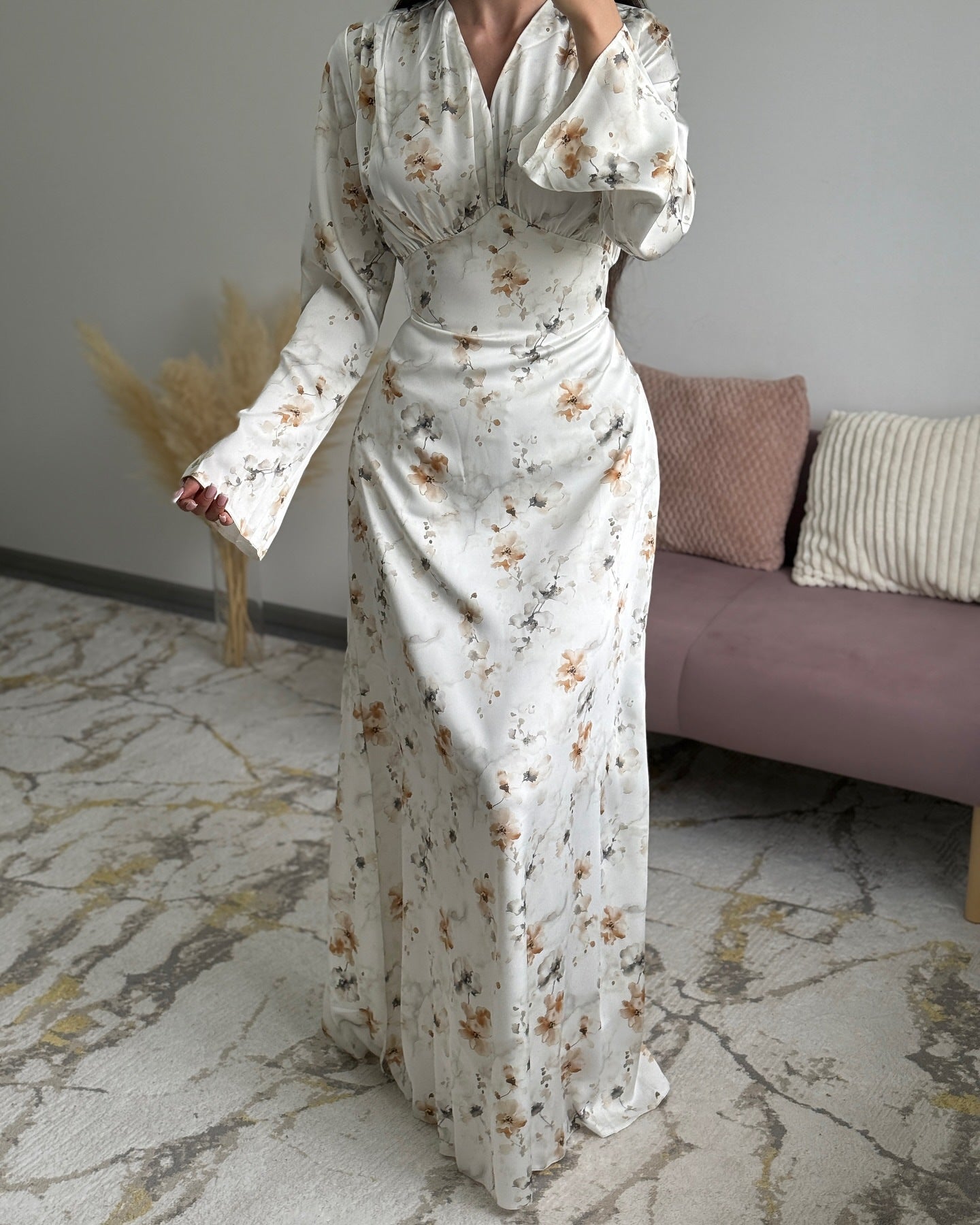 فستان من الساتان المطبوع بياقة على شكل حرف V وتنورة واسعة، بتصميم فرنسي.